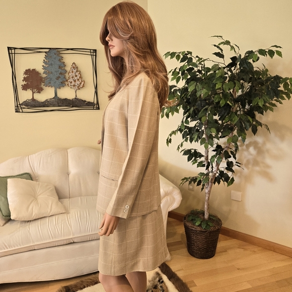 SuitsMe Chevron Design Tan Windowpane Plaid Woman's Business Suit, Size 12 - Picture 8 of 12